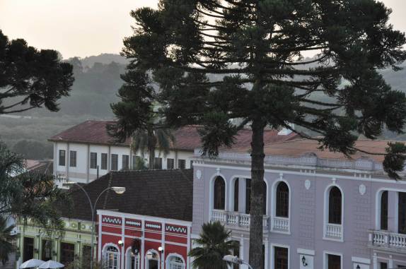 Prédios antigos e araucárias, cenário de Castro - PR